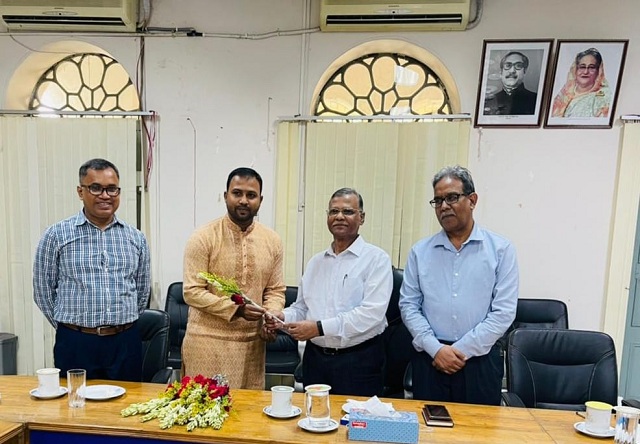 জগন্নাথ বিশ্ববিদ্যালয় উপাচার্যের সাথে শুভেচ্ছা বিনিময় করেন ছাত্রলীগের কেন্দ্রীয় উপ-মানব সম্পদ বিষয়ক সম্পাদক  শেখ মেহেদী হাসান